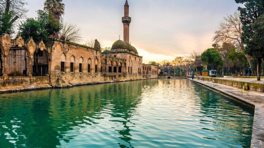 Sancaktepe TEM Otoyolu'nda Korkunç Kaza: Hız Kurbanı Otomobil Takla Attı, 4 Yaralı