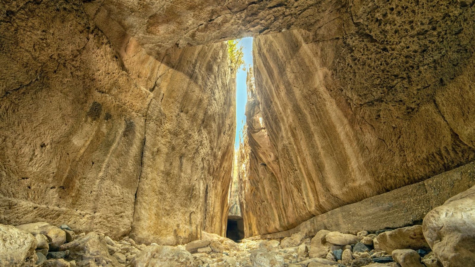 Yayladağı'nda Feci Kaza: 19 Yaşındaki Genç Sürücü Mehmet Reşit Solmuş Hayatını Kaybetti