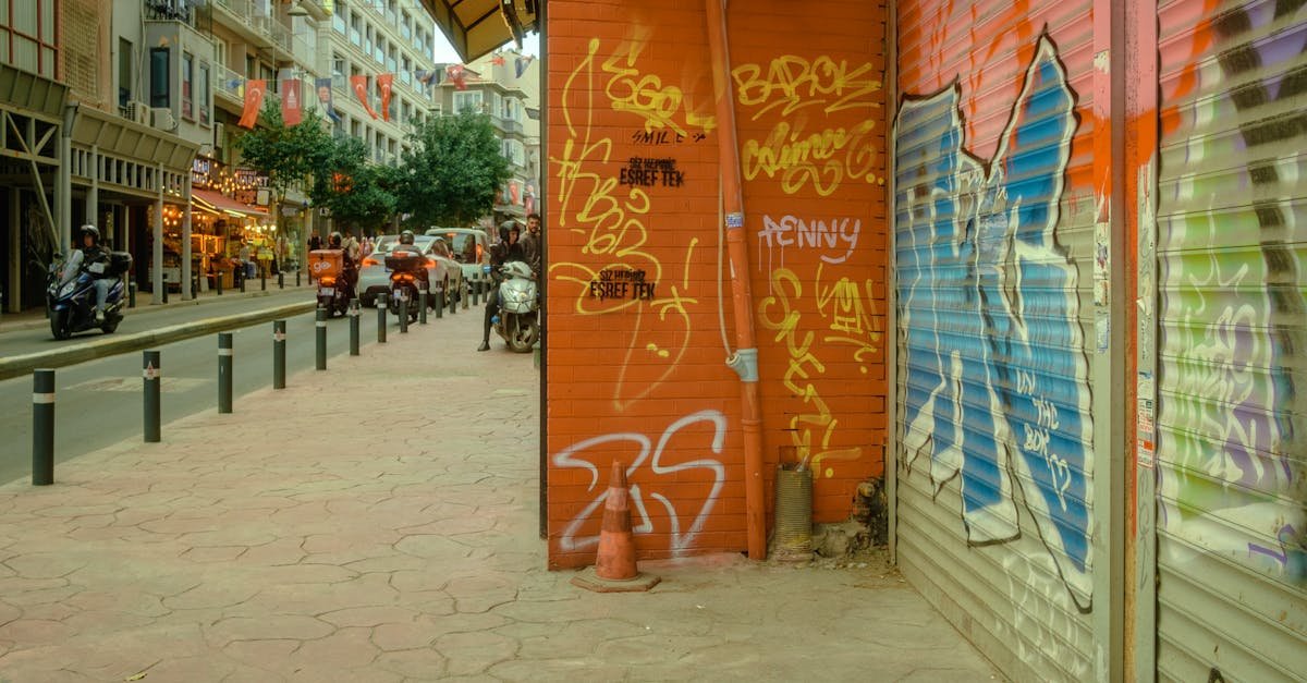 Vibrant street scene in İstanbul featuring colorful graffiti and lively city atmosphere.