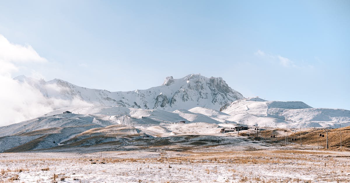 Breathtaking snowy landscape of Mount Erciyes, Türkiye, showcasing its majestic winter beauty.