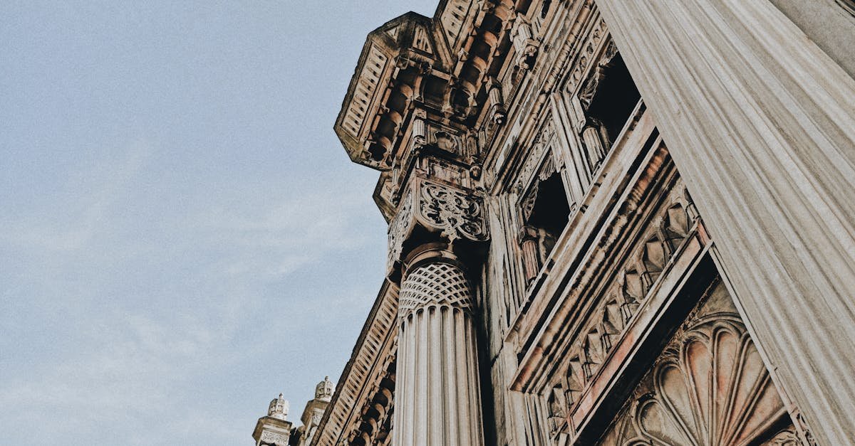 Intricate column details of an Ottoman building in Beşiktaş, Istanbul against a blue sky.