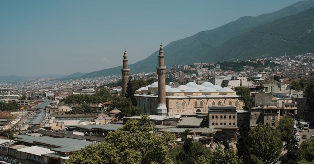 Aerial view of Bursa, Türkiye featuring the iconic Grand Mosque and cityscape.