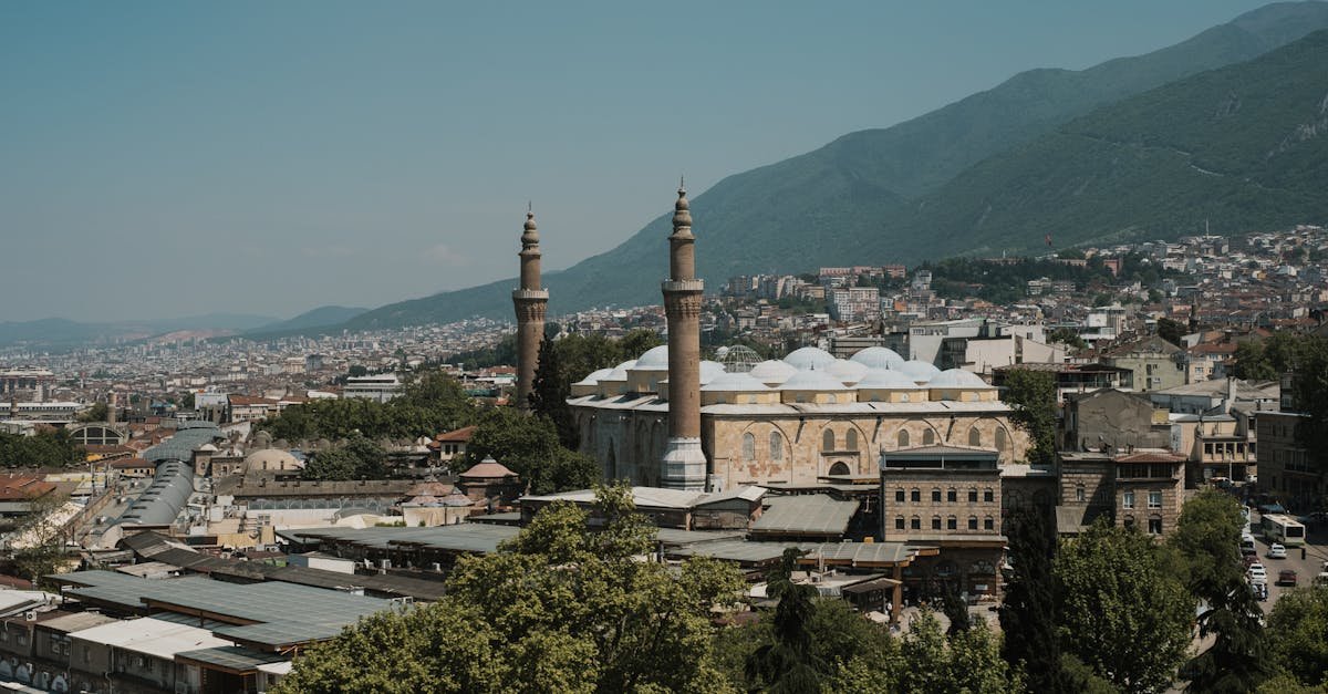 Aerial view of Bursa, Türkiye featuring the iconic Grand Mosque and cityscape.