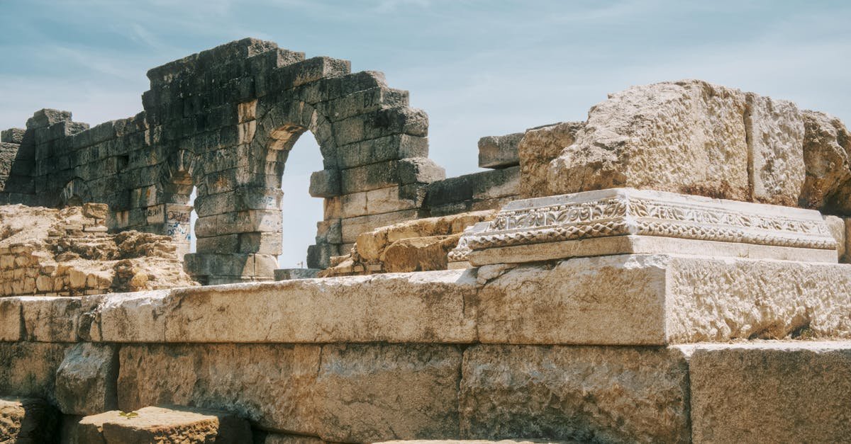 Explore ancient stone ruins under a clear sky in Düzce, Türkiye. Perfect for history enthusiasts.