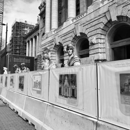 a black and white photo of a building