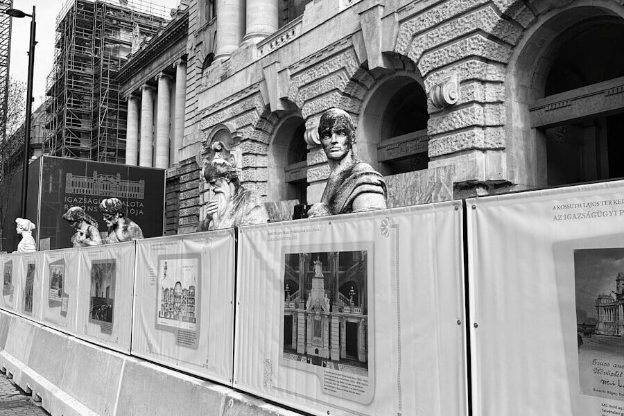 a black and white photo of a building
