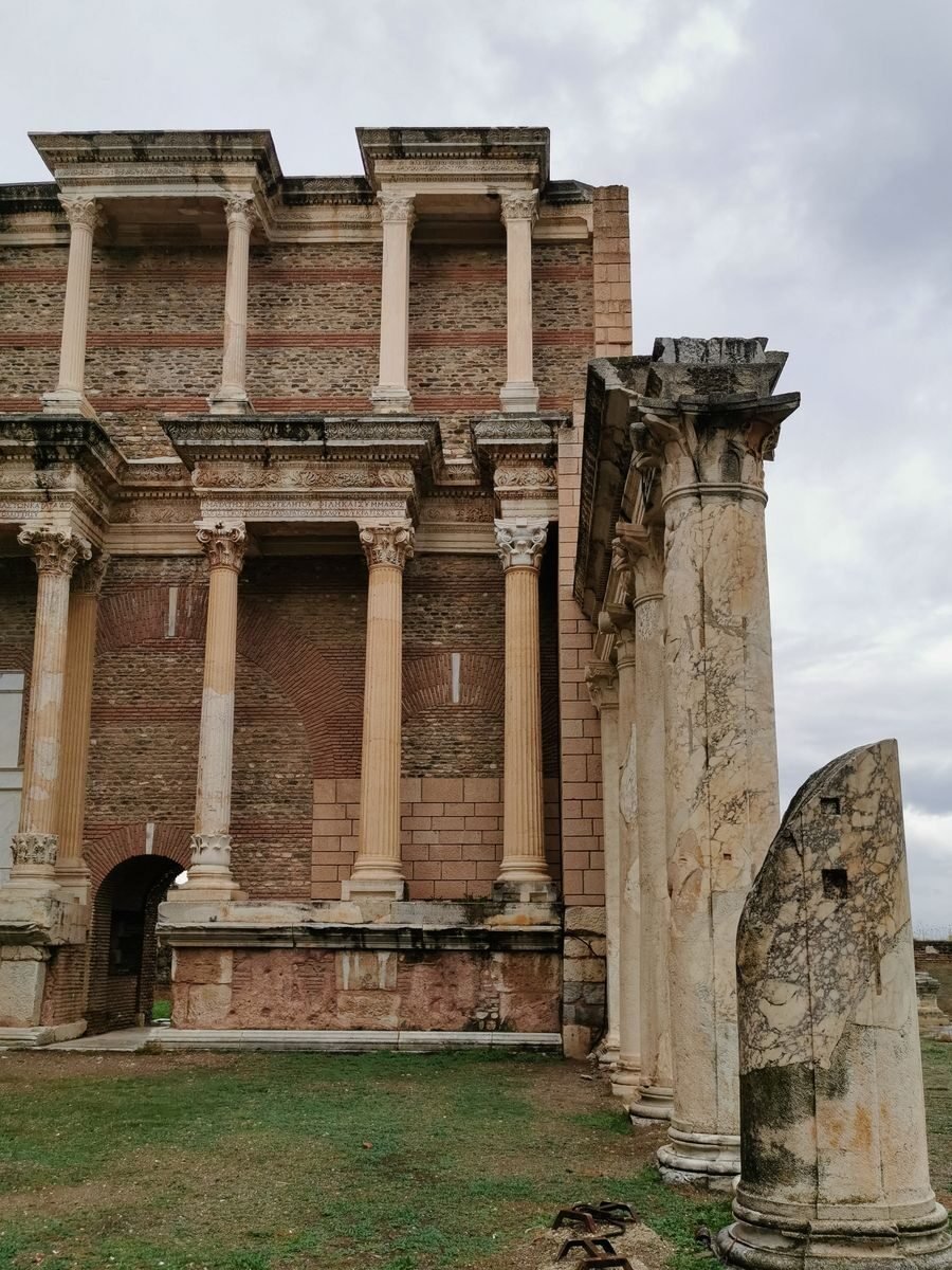 Explore the stunning ancient Roman ruins showcasing grand columns and intricate architecture.