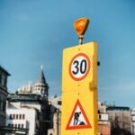Motorsiklet Sürücüsü Yön Levhasına Çarptı