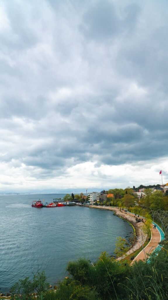 A scenic view of Darıca coastline with cloudy skies and a calm sea, capturing the essence of Türkiye's coastal beauty.
