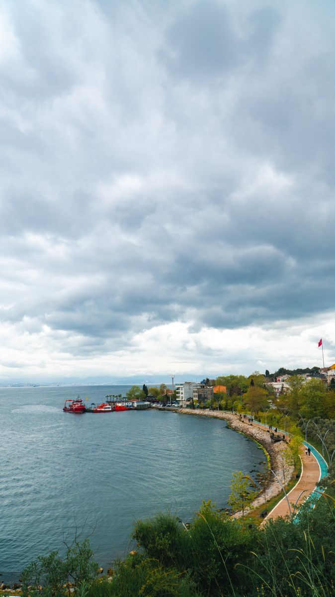 A scenic view of Darıca coastline with cloudy skies and a calm sea, capturing the essence of Türkiye's coastal beauty.