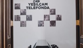 A nostalgic display of vintage telephones at the Yeşilçam Telefonda exhibit indoors.