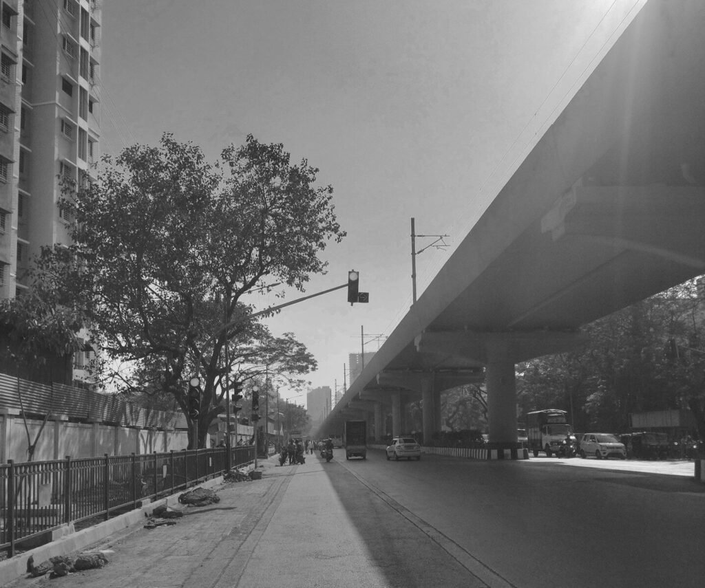 a black and white photo of a city street